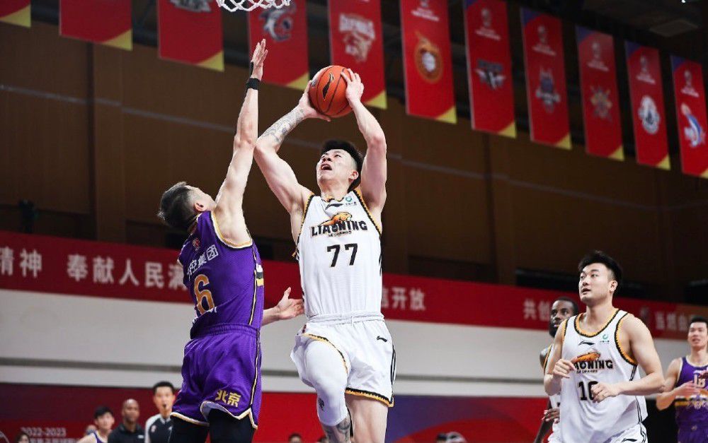 Shams表示：“我被告知比尔已经开始了恢复性训练，他在持续取得进步，他的目标是尽快复出，他将为此而持续努力，他可能在未来10天内回归，太阳一直在谨慎对待他的背伤。